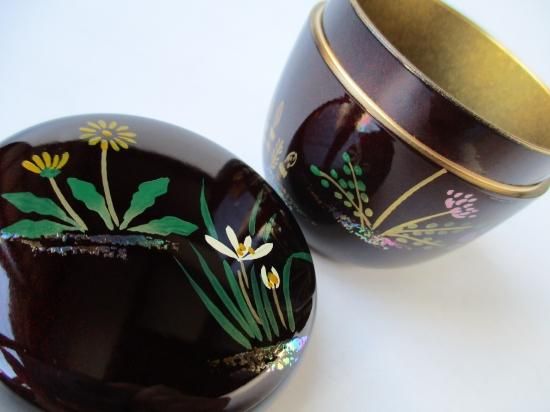 溜塗 春草蒔絵中棗 (紙箱)東雲 - 茶道具販売 栗林園 溜塗 春草蒔絵中棗 (紙箱)東雲 - 茶道具販売 栗林園