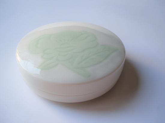 白瓷 緑釉椿彫文香合 (共箱)井上萬二 - 茶道具販売 栗林園