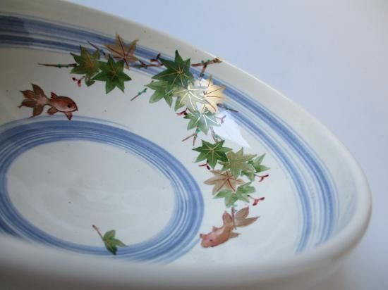 灰釉 青楓に金魚絵平茶碗 (共箱)中村良二 - 茶道具販売 栗林園