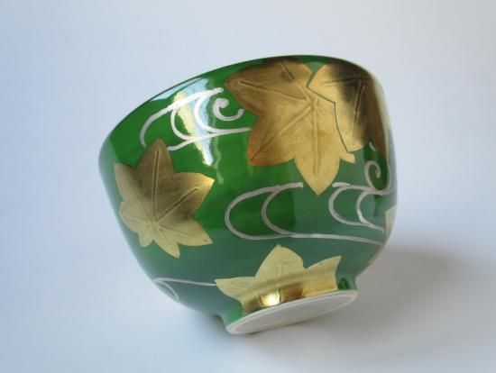 遺品整理中◾️蔵から美しい緑色の釉薬が滝の様に流れる抹茶茶碗が出て来ました。 遺品整理中◾️蔵から美しい緑色の釉薬が滝の様に流れる