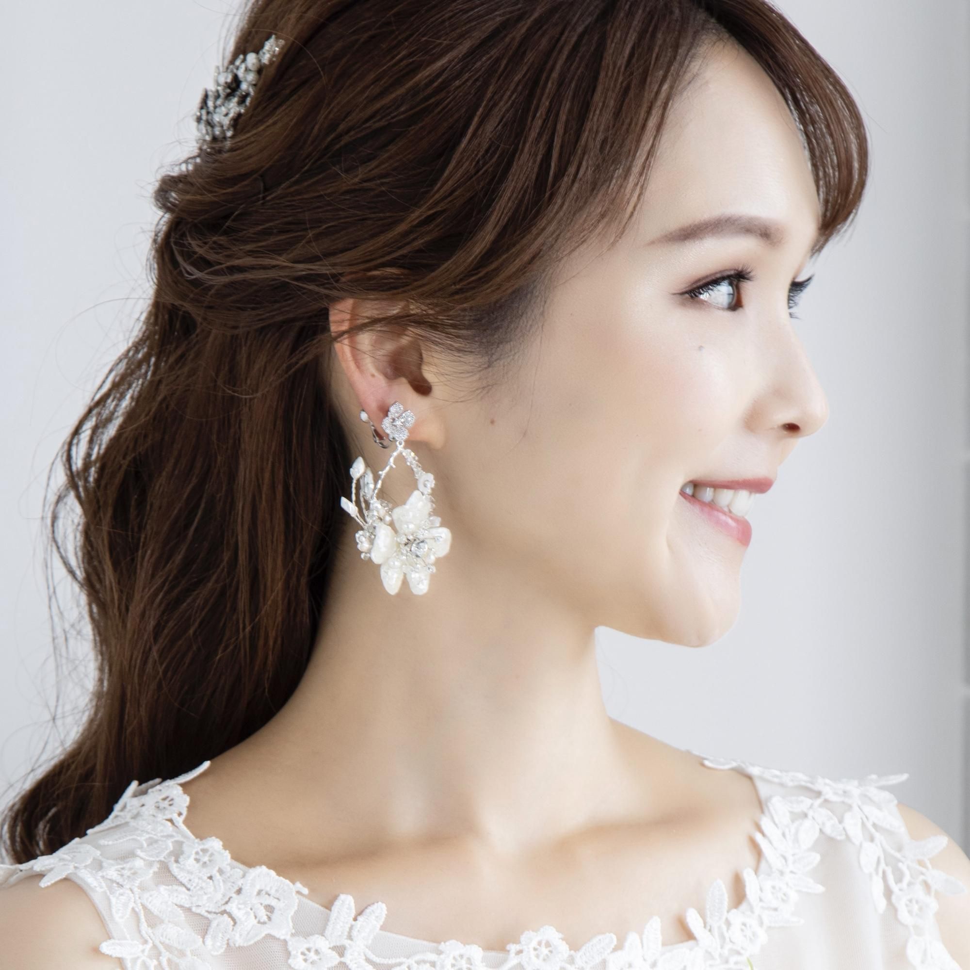 Darcy シェルフラワーのドロップイヤリング・ピアス【Down The Aisle Atelier】