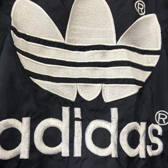 adidas ナイロンプルオーバー BIGトレフォイル刺繍 紺×白 adidas ナイロンプルオーバー BIGトレフォイル刺繍 紺×白