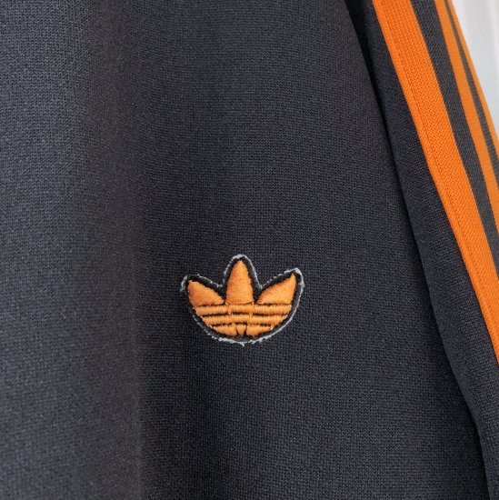 adidas トラックジャケット 黒×オレンジ