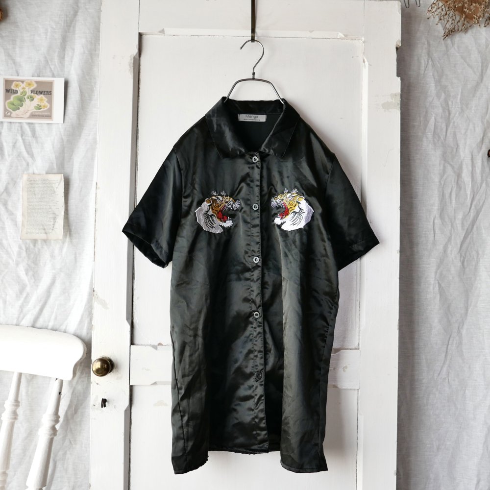 虎刺繍サテンシャツ/黒-古着屋マッシュ