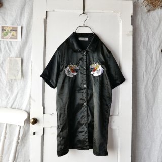 虎刺繍サテンシャツ/黒