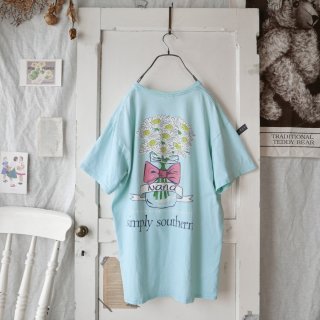 Simply Southern マーガレットブーケバックプリントTee