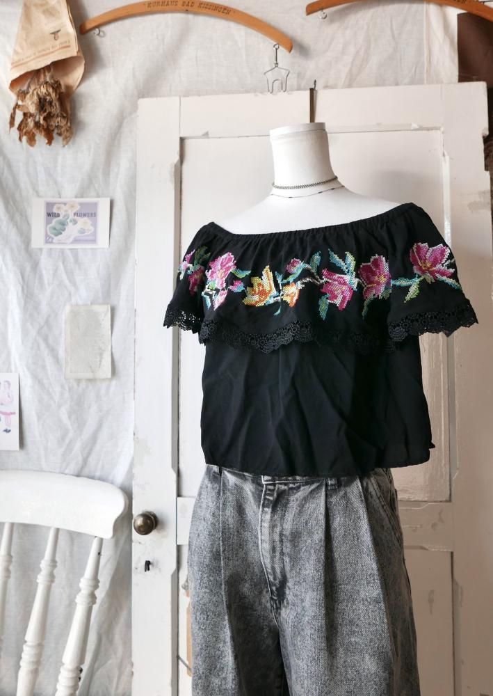 クロスステッチ風フラワー刺繍オフショルトップス-古着屋マッシュ