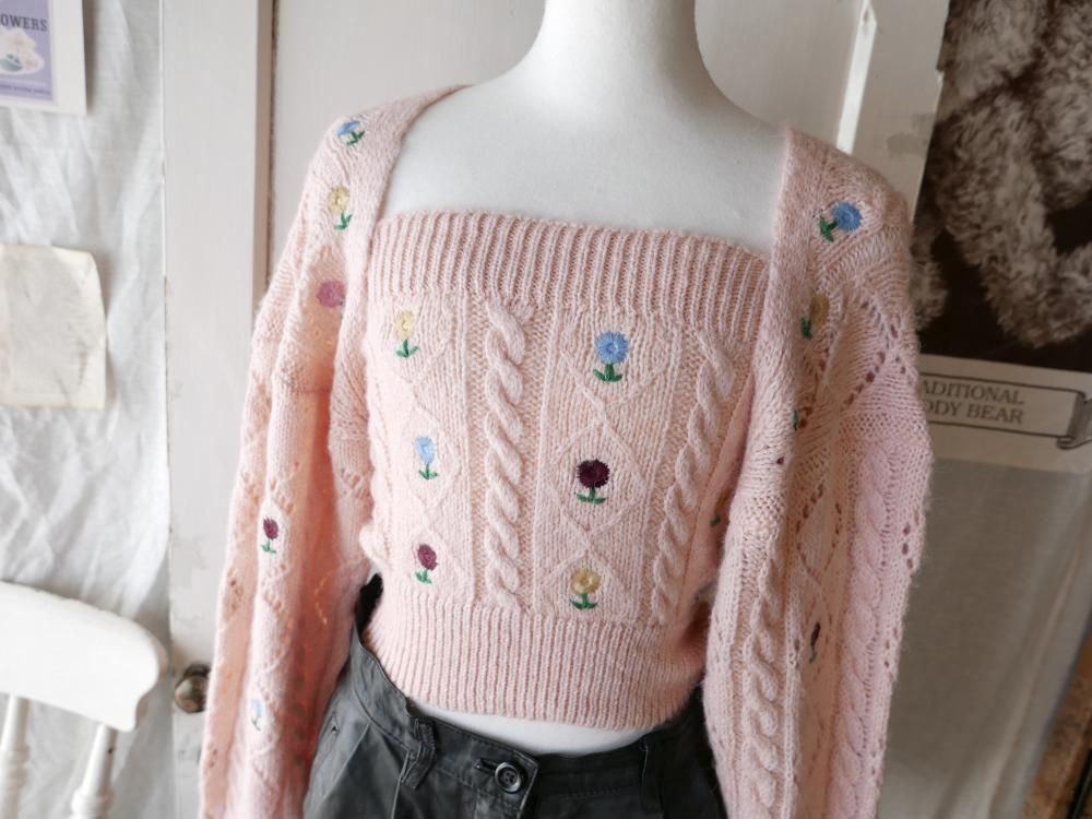 オフィスワーカー女子必見！好印象なフラワー刺繍ニット