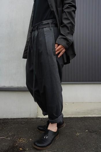 nude:masahiko maruyama NU-1444 2TUCK PANTS with BELT - NUDE nude:masahiko maruyama NU-1444 2TUCK PANTS with BELT - NUDE