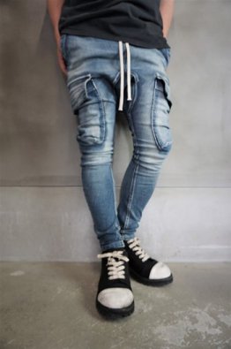 <img class='new_mark_img1' src='https://img.shop-pro.jp/img/new/icons14.gif' style='border:none;display:inline;margin:0px;padding:0px;width:auto;' />A.F ARTEFACT Cargo Stretch Denim Sarrouel  Washed Blue Skinny Pants