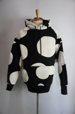 <img class='new_mark_img1' src='https://img.shop-pro.jp/img/new/icons14.gif' style='border:none;display:inline;margin:0px;padding:0px;width:auto;' />A.F ARTEFACT Polka Pattern Sweat Hoodie