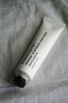 <img class='new_mark_img1' src='https://img.shop-pro.jp/img/new/icons14.gif' style='border:none;display:inline;margin:0px;padding:0px;width:auto;' />MONOEARTHⓇ MORINGA IN BOTANICAL HAND CREAM