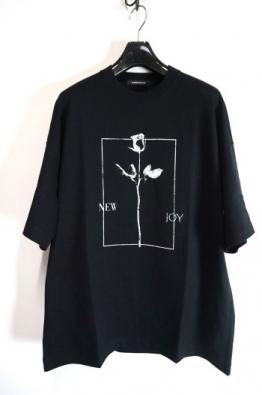 ALMOSTBLACK CREW NECK PRINT TEE																			
