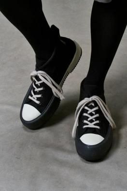 <img class='new_mark_img1' src='https://img.shop-pro.jp/img/new/icons14.gif' style='border:none;display:inline;margin:0px;padding:0px;width:auto;' />DEVOA Sneakers Low-cut CORDURAⓇNYLON