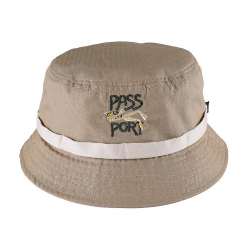 <img class='new_mark_img1' src='https://img.shop-pro.jp/img/new/icons5.gif' style='border:none;display:inline;margin:0px;padding:0px;width:auto;' />PASS~PORT  FROG LURE ANGLERS BUCKET HAT - KHAKI