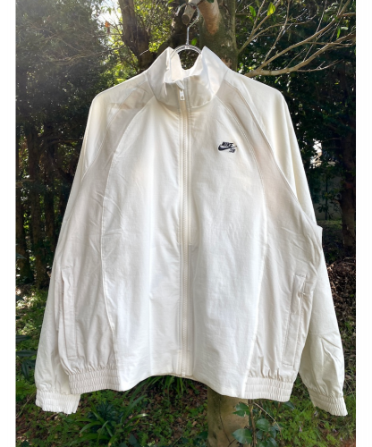 <img class='new_mark_img1' src='https://img.shop-pro.jp/img/new/icons5.gif' style='border:none;display:inline;margin:0px;padding:0px;width:auto;' />NIKE SB  FULL ZIP WOVEN  JACKET  OFF WHITEHJ2911-133