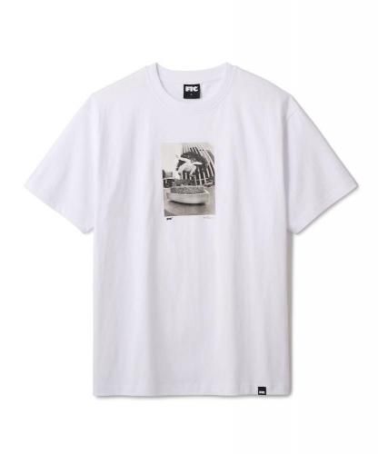 <img class='new_mark_img1' src='https://img.shop-pro.jp/img/new/icons5.gif' style='border:none;display:inline;margin:0px;padding:0px;width:auto;' />FTC x SEAN DOLINSKY - KEENAN MILTON TEE WHITE