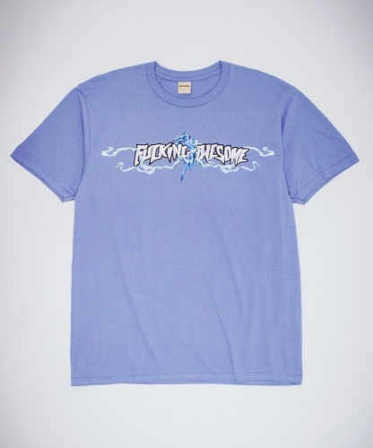 <img class='new_mark_img1' src='https://img.shop-pro.jp/img/new/icons5.gif' style='border:none;display:inline;margin:0px;padding:0px;width:auto;' />FUCKINGAWESOME  BASKIN RIBBONS SHORT SLEEVE TEE  VIOLET