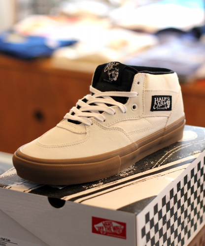 <img class='new_mark_img1' src='https://img.shop-pro.jp/img/new/icons5.gif' style='border:none;display:inline;margin:0px;padding:0px;width:auto;' />VANS SKATE HALF CAB ANTIQUE WHITE / GUM
