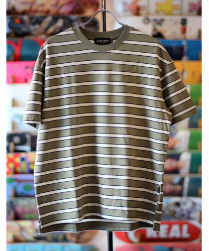 <img class='new_mark_img1' src='https://img.shop-pro.jp/img/new/icons5.gif' style='border:none;display:inline;margin:0px;padding:0px;width:auto;' />EAZY MISS  STRIPED TEE GREEN
