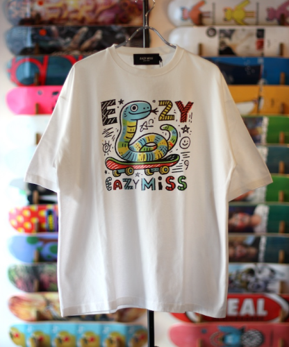 <img class='new_mark_img1' src='https://img.shop-pro.jp/img/new/icons5.gif' style='border:none;display:inline;margin:0px;padding:0px;width:auto;' />EAZY MISS  SNAKE SKATE TEE  WHITE