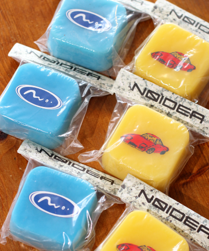 <img class='new_mark_img1' src='https://img.shop-pro.jp/img/new/icons5.gif' style='border:none;display:inline;margin:0px;padding:0px;width:auto;' />NOIDEA  WAX  LOGO LT.BLUE /   YELLOW</p>