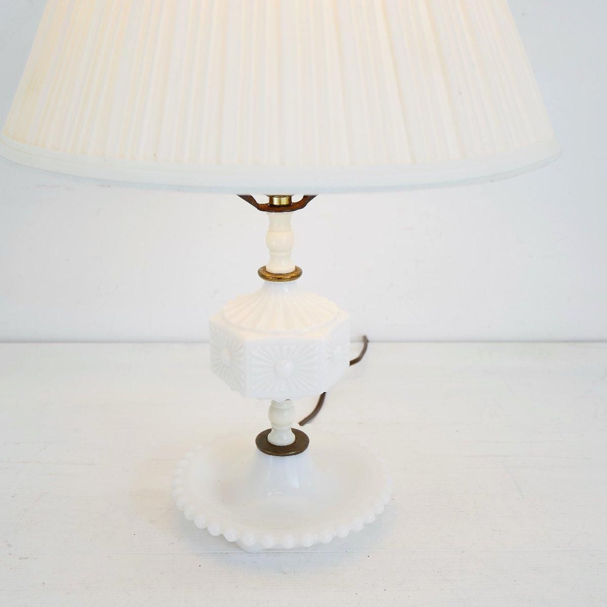 ビンテージ クリームシェード テーブルランプ ミルクガラス USAヴィンテージミルクガラスフリルシェード真鍮テーブルライト