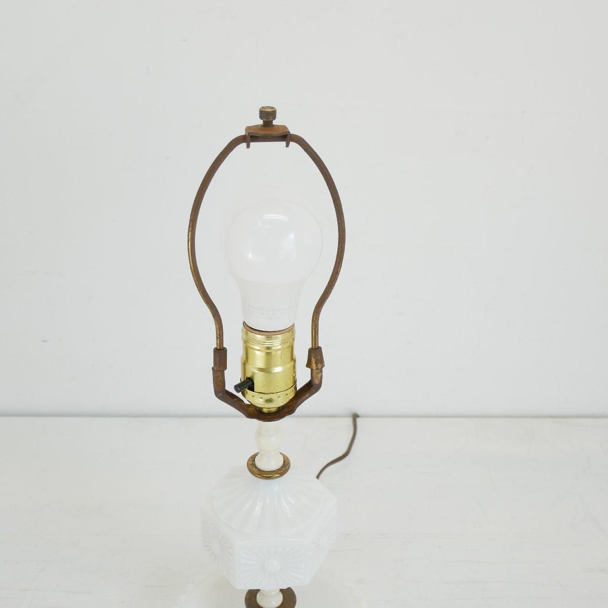 ビンテージ クリームシェード テーブルランプ ミルクガラス USAヴィンテージミルクガラスフリルシェード真鍮テーブルライト
