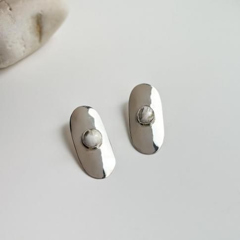GAIA Stud Pierce /White Buffalo