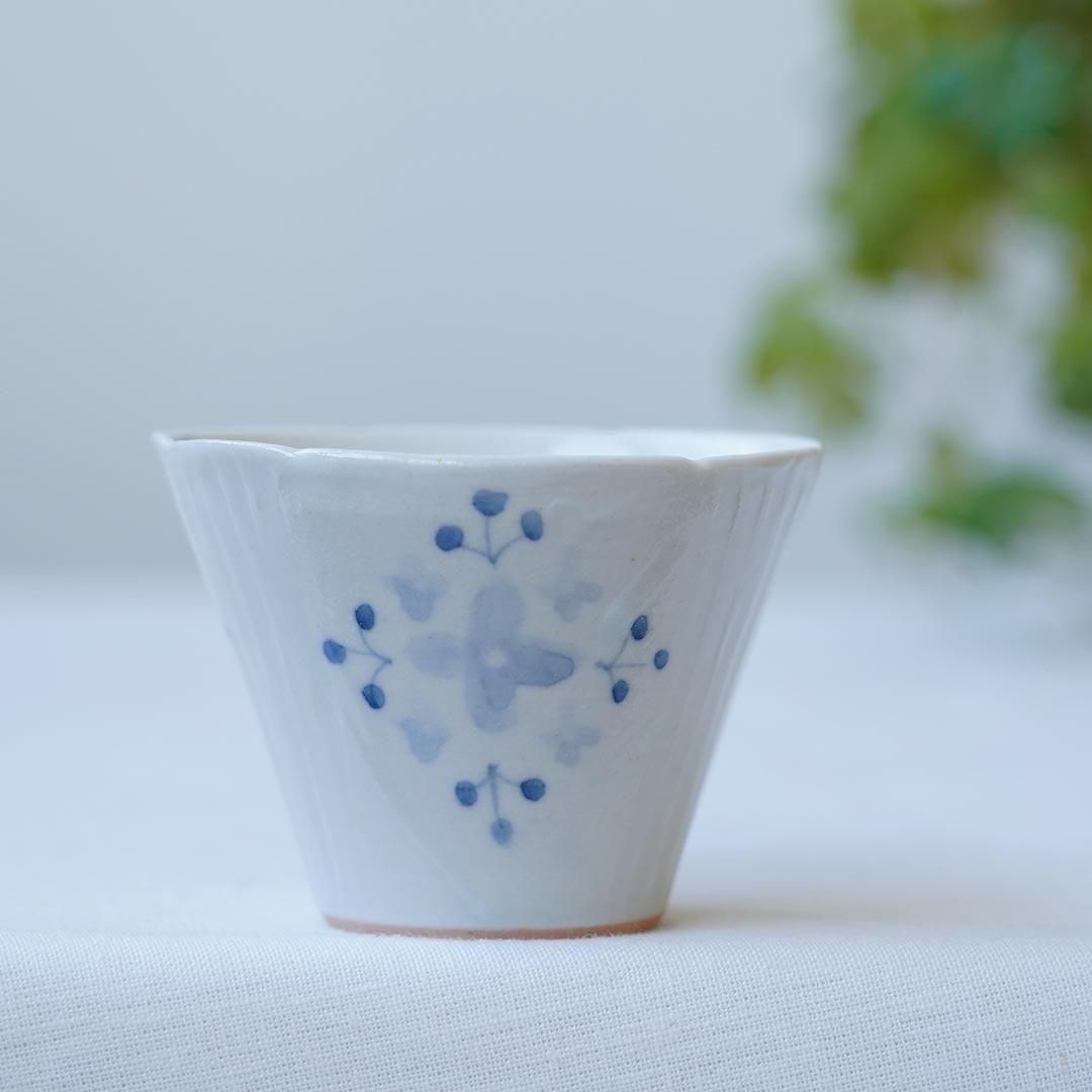 切込」銘 染付 草花紋 猪口 無傷完品 切込」銘 染付 草花紋 猪口 無傷