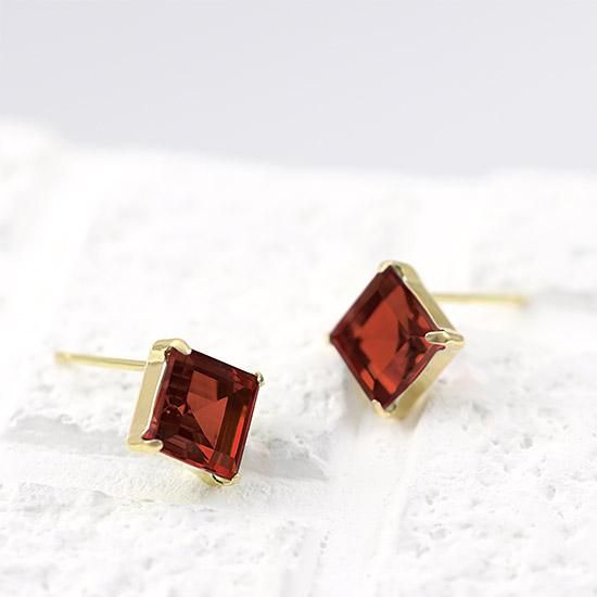 1月誕生石のアクセサリー K18YG ガーネット ひし形ピアス 1月の