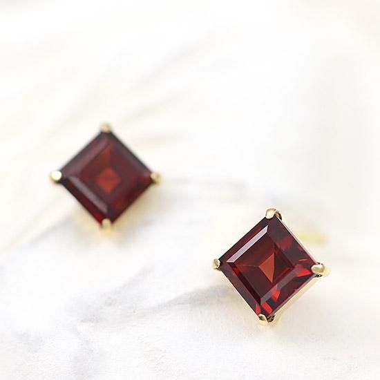 1月誕生石のアクセサリー K18YG ガーネット ひし形ピアス 1月の
