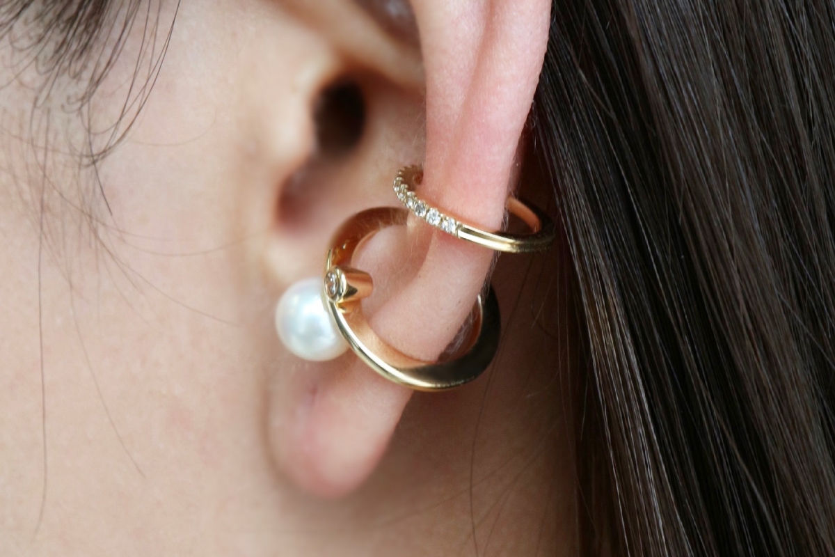Hirotaka（ヒロタカ) Bumble Bee Pearl Diamond Ear Cuff 