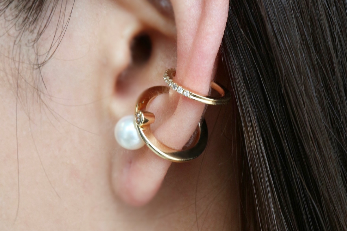 Hirotaka（ヒロタカ) Bumble Bee Pearl Diamond Ear Cuff ...