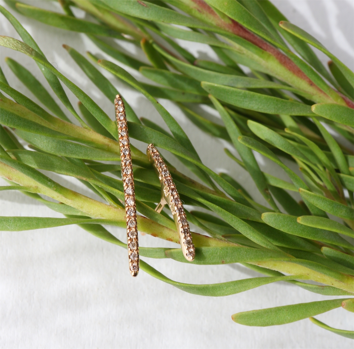 Hirotaka（ヒロタカ) Gossamer Diamond Short Bar Earring