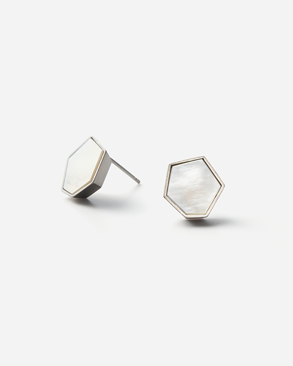Polygon Shell Earrings  BLACK  | 
白蝶貝 ピアス