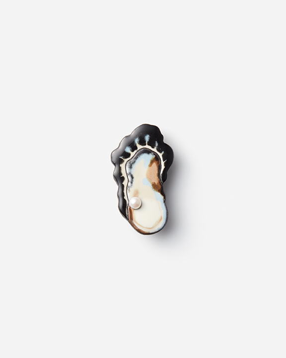 <img class='new_mark_img1' src='https://img.shop-pro.jp/img/new/icons8.gif' style='border:none;display:inline;margin:0px;padding:0px;width:auto;' />Oyster Brooch S with pearl /Mr |ブローチ （Sサイズ）