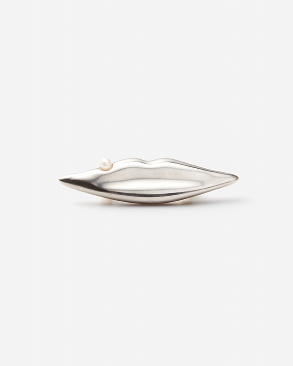 <img class='new_mark_img1' src='https://img.shop-pro.jp/img/new/icons8.gif' style='border:none;display:inline;margin:0px;padding:0px;width:auto;' />Lips Brooch with pearl _ metal | ブローチ（メタルシルバー）