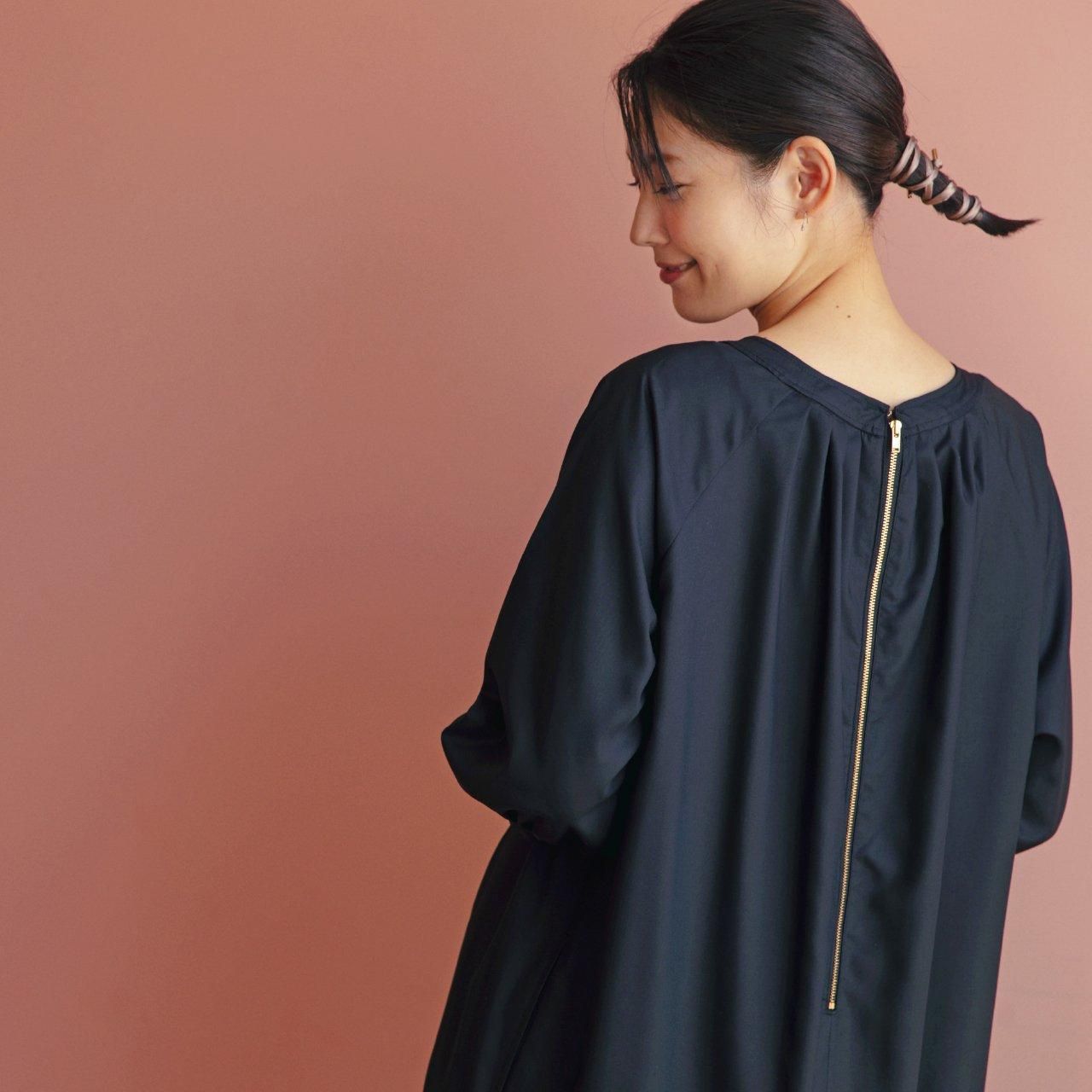 衿ギャザーワンピース裾スリット｜スズショウ・アンナ