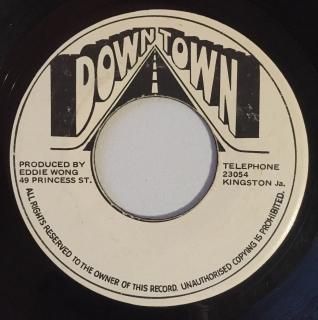 DENNIS BROWN - AT THE FOOT OF THE MOUNTAIN<img class='new_mark_img2' src='https://img.shop-pro.jp/img/new/icons25.gif' style='border:none;display:inline;margin:0px;padding:0px;width:auto;' />