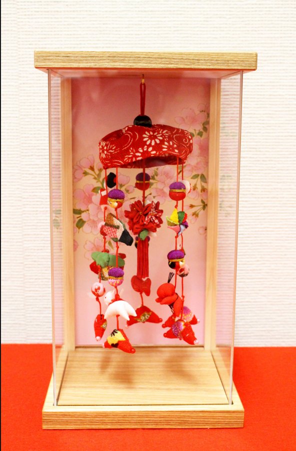 つるし飾り つるし雛 椿（つばき） アクリルケース付き 一式 171402 [DC-3551] - 飯田人形オンラインショップ