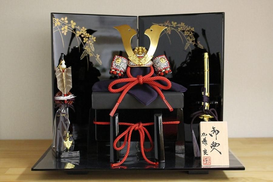 五月人形 兜飾り 1/5サイズ 加藤良作 黒糸肩赤大鍬形兜三段 一式 五月人形 兜飾り 1/5サイズ 加藤良作 黒糸肩赤大鍬形兜三段 一式