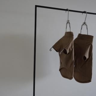 <img class='new_mark_img1' src='https://img.shop-pro.jp/img/new/icons47.gif' style='border:none;display:inline;margin:0px;padding:0px;width:auto;' />SIMPLE SLEEVE SHIRT