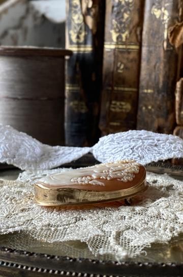 【アンティーク】9金刻印 シェルカメオブローチ英国製、逸品！ 最終価格、匿名発送 アンティーク 彫刻 シェル カメオ ゴールド 9CT 375 ペンダント