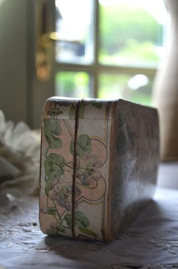 ◆フランスアンティーク｜レア1900年代パリ石鹸箱アールヌーボー紙箱すみれ紫花 ルーブル百貨店のスミレの石鹸箱【パディントン】｜ブロカント