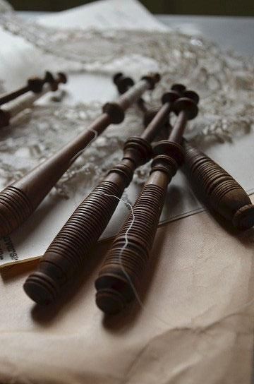 ◆フランスアンティーク｜レースを巻いた木製ボビンと木箱のメルスリーセット 木箱 | Brocante de La Cocotte （フランスアンティーク・ドライ