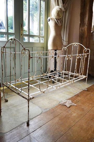 アンティークアイアンベビーベッド【パディントン】｜アンティーク家具