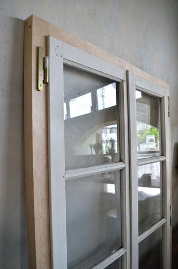 アンティークの木製窓枠の棚です。 imgrc0086722553.jpg