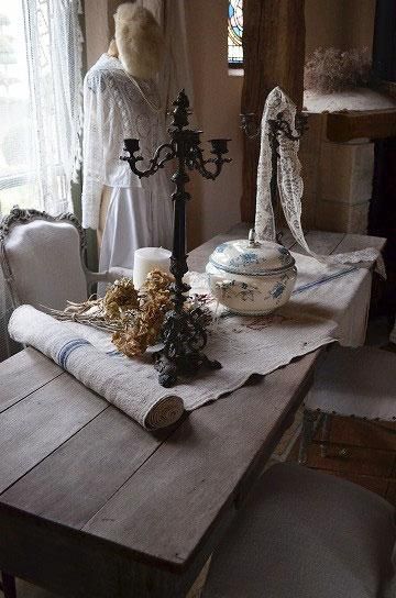 スェーデン樺材ホワイトティーテーブルグスタフス様式