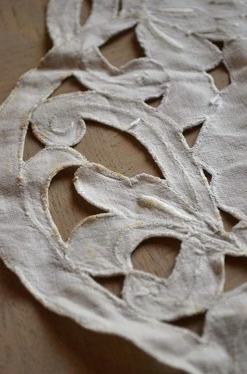 アンティーク フレンチリネン？ 珊瑚色の花/リーフ刺繍 フリンジ付きクロス α アンティーク フレンチリネン？ 珊瑚色の花/リーフ刺繍 フリンジ